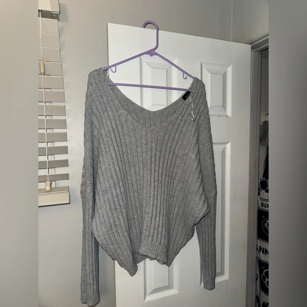 Rue 21 Gray V-Neck Women's Sweater - Picture 1 of 2